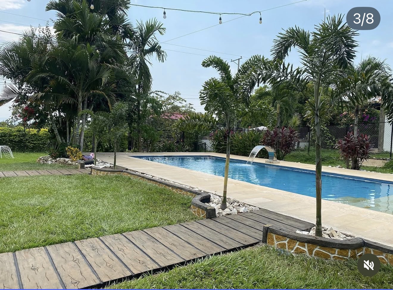 Piscina y zonas verdes